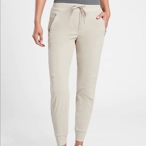 Like new Athleta Trekkie north jogger